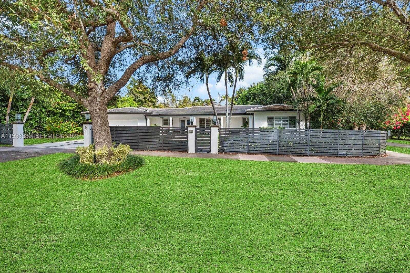 Small Image of 6511 RIVIERA DR, Coral Gables Number 2