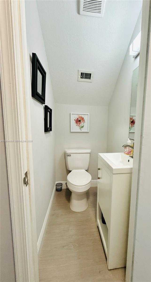 Small Image of Wellington Number 10