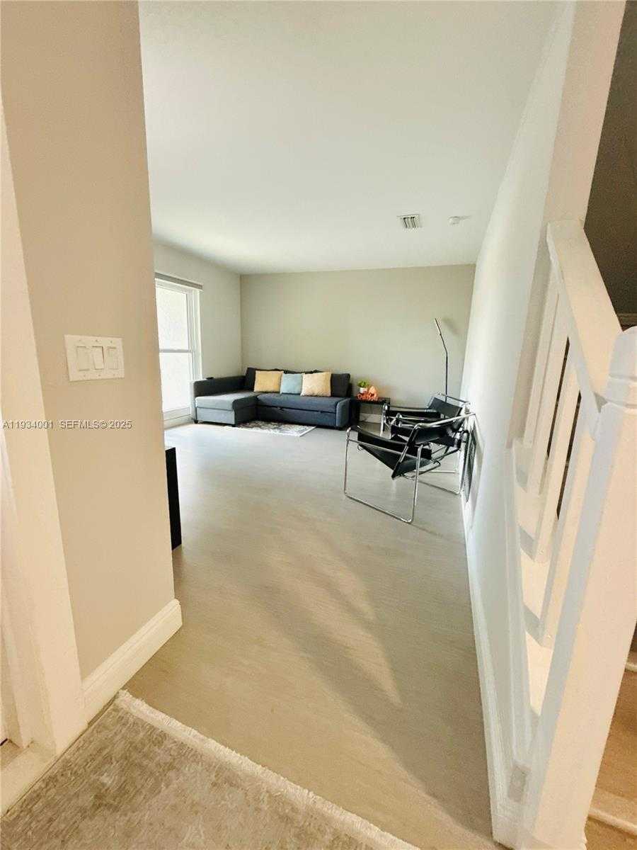 Small Image of Wellington Number 11