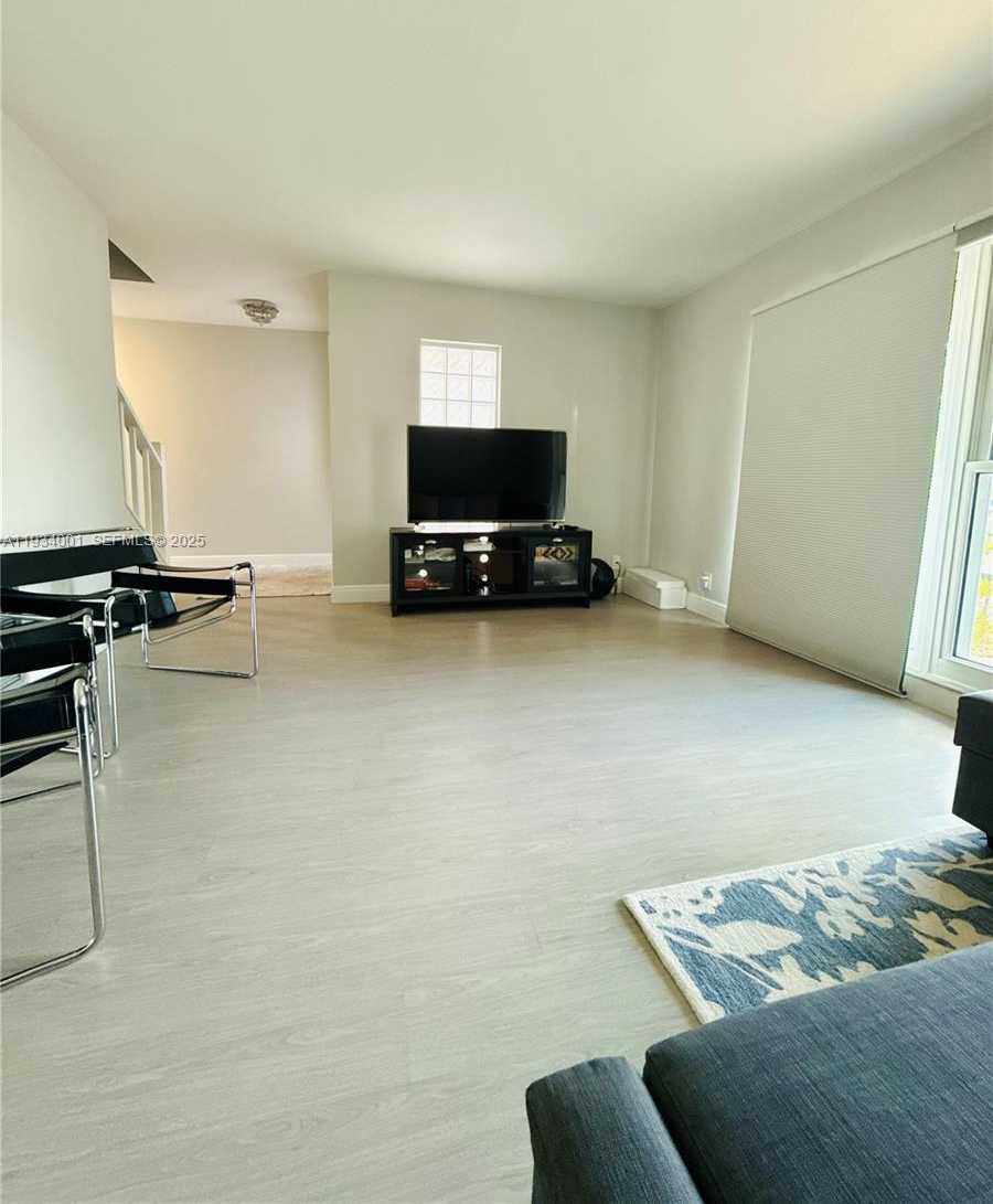 Small Image of Wellington Number 12