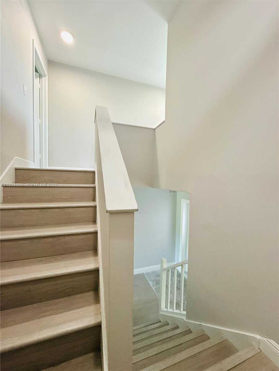 Small Image of Wellington Number 13