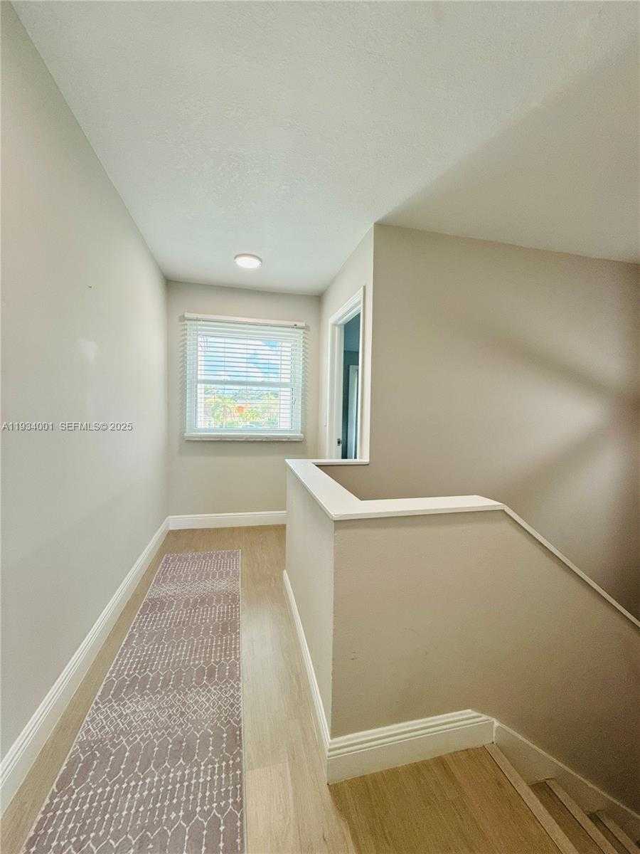 Small Image of Wellington Number 14