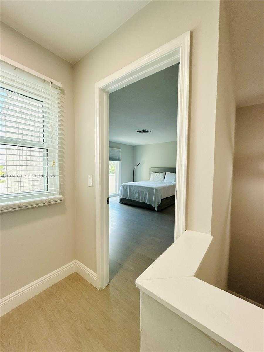 Small Image of Wellington Number 15