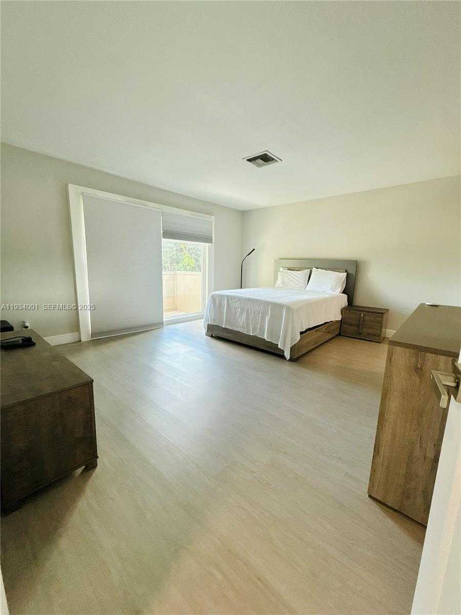 Small Image of Wellington Number 16