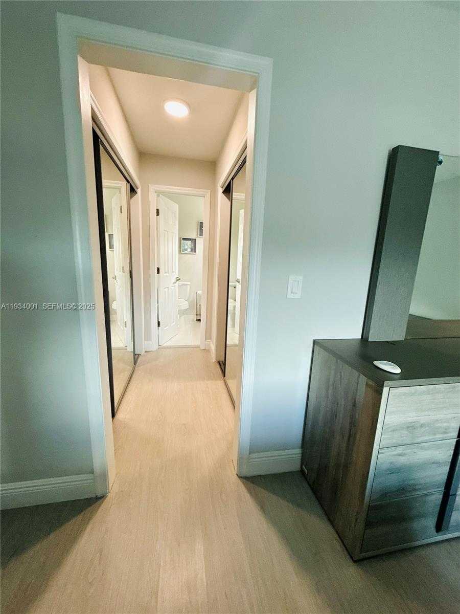 Small Image of Wellington Number 17