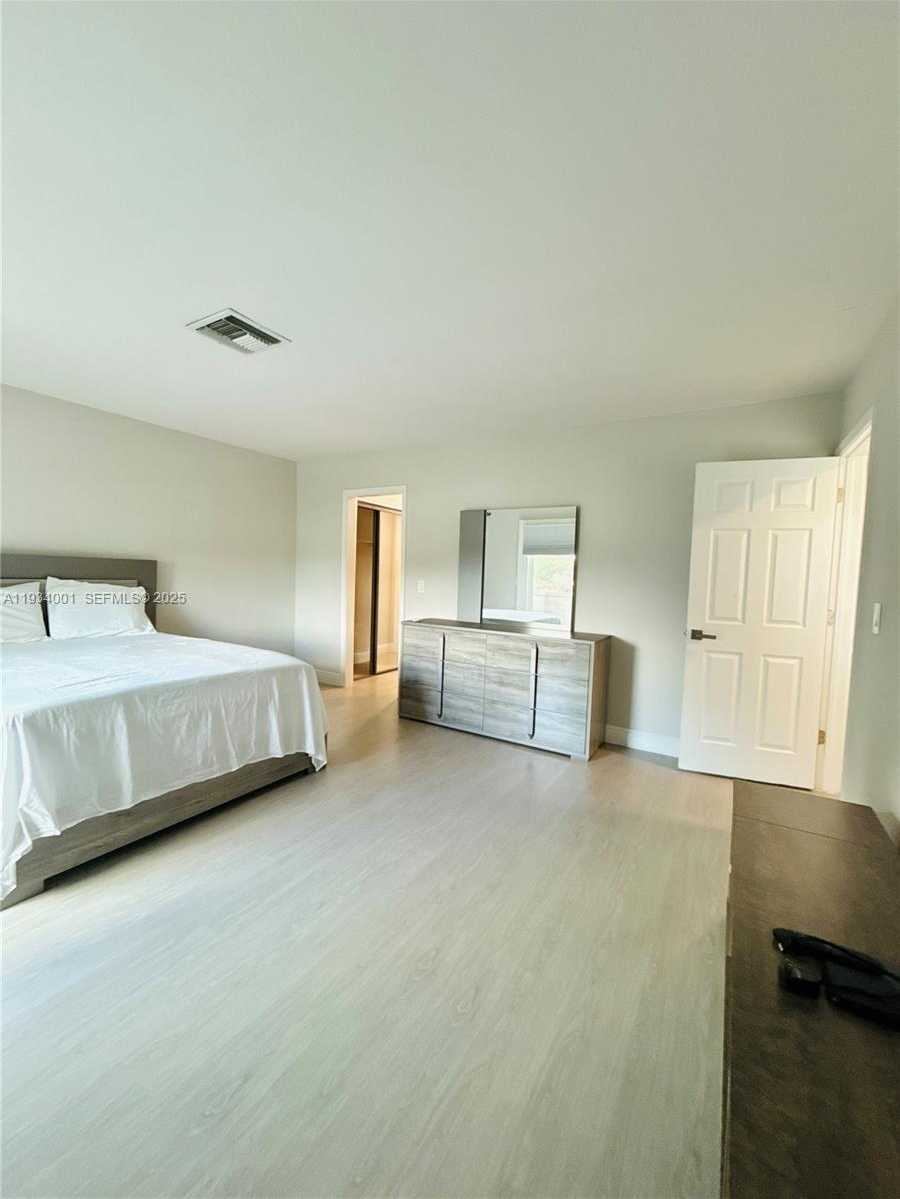 Small Image of Wellington Number 20