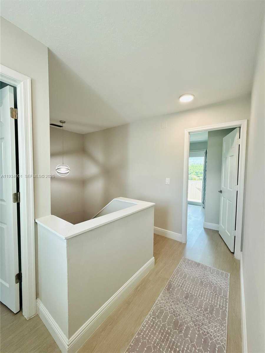 Small Image of Wellington Number 21