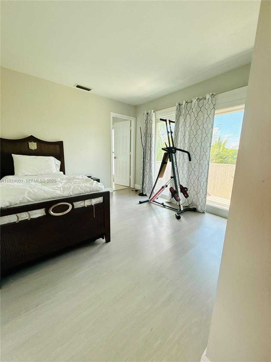 Small Image of Wellington Number 22