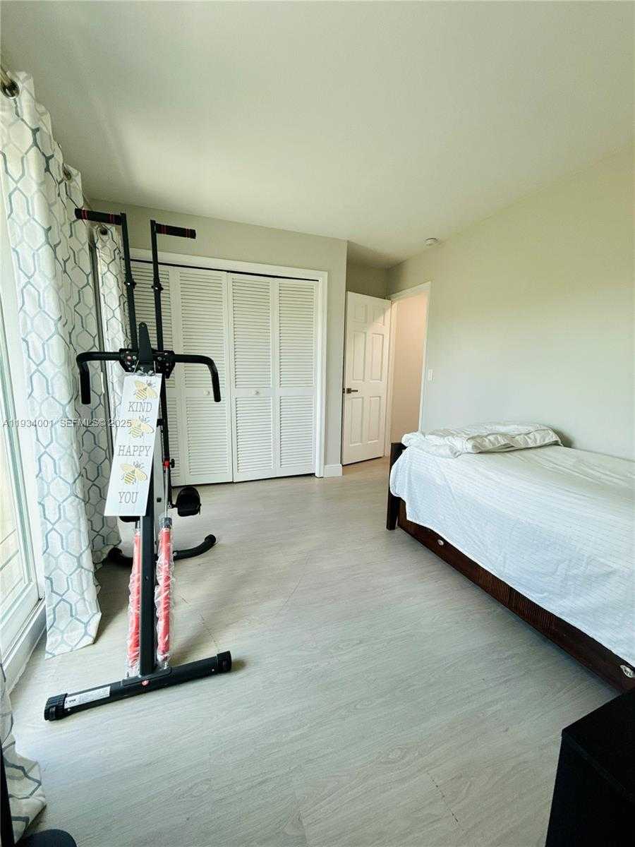 Small Image of Wellington Number 23