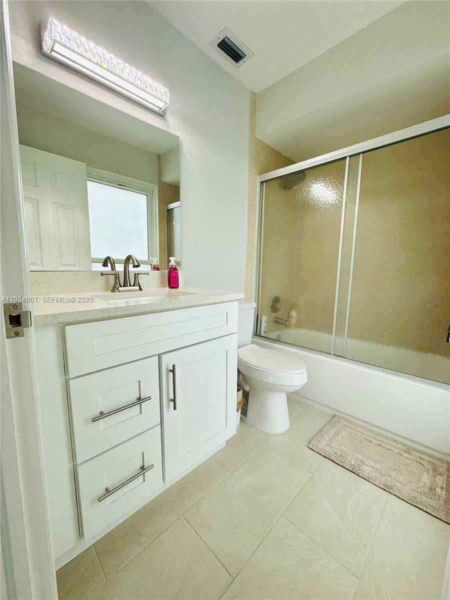 Small Image of Wellington Number 24