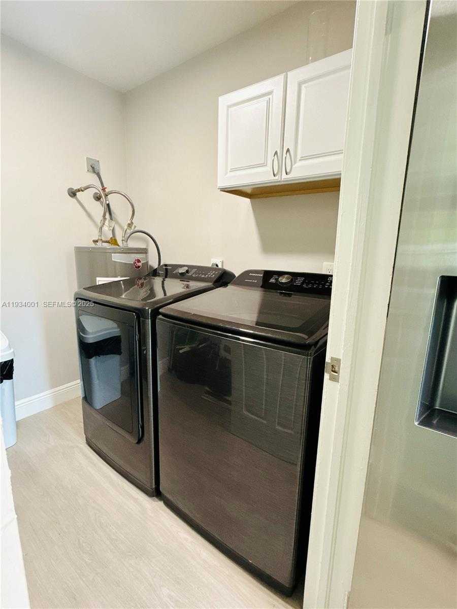 Small Image of Wellington Number 25