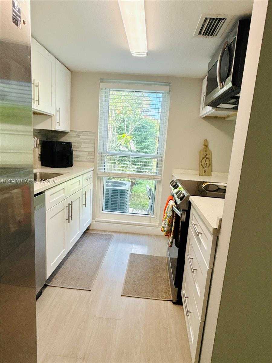 Small Image of Wellington Number 5