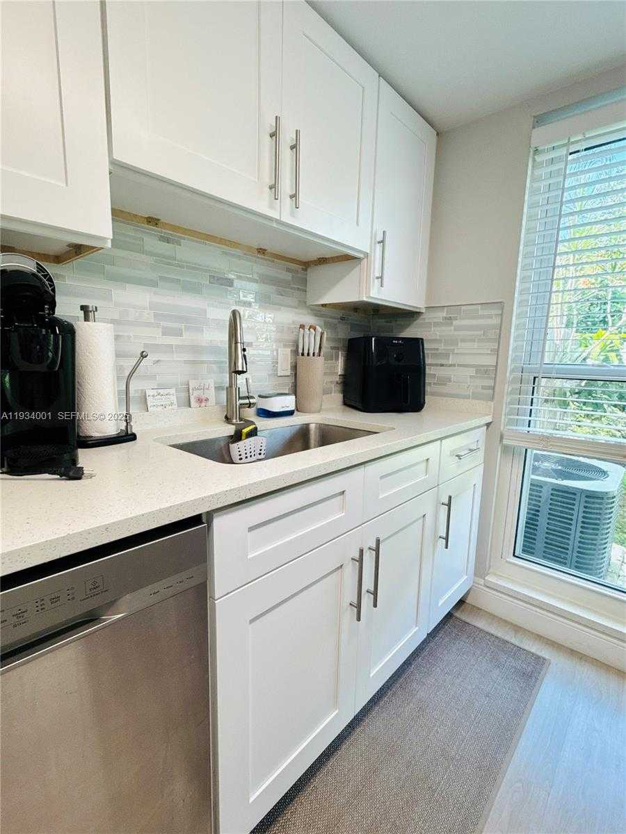 Small Image of Wellington Number 6