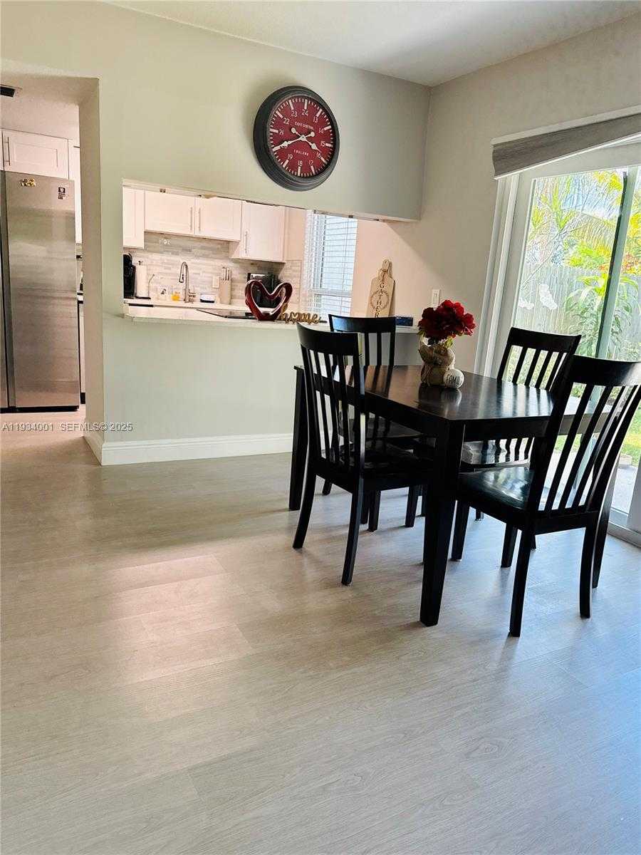 Small Image of Wellington Number 8