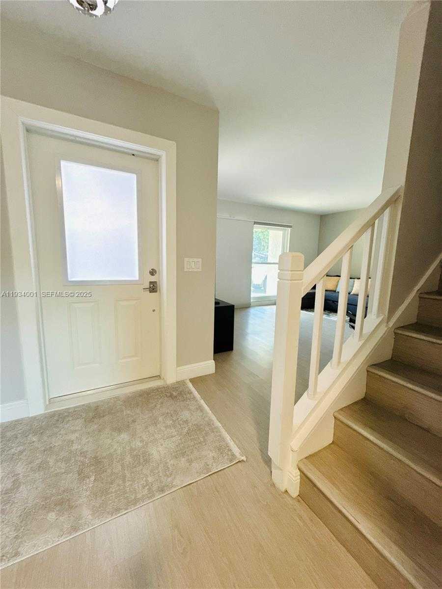 Small Image of Wellington Number 9