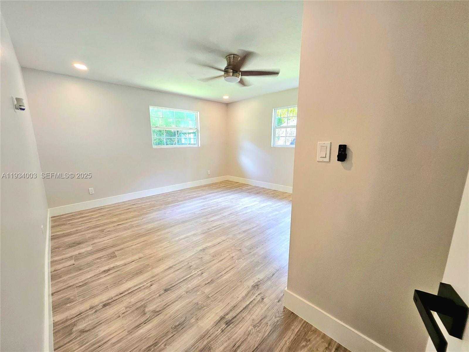 Small Image of 137 DOW LN, Fort Myers Number 21