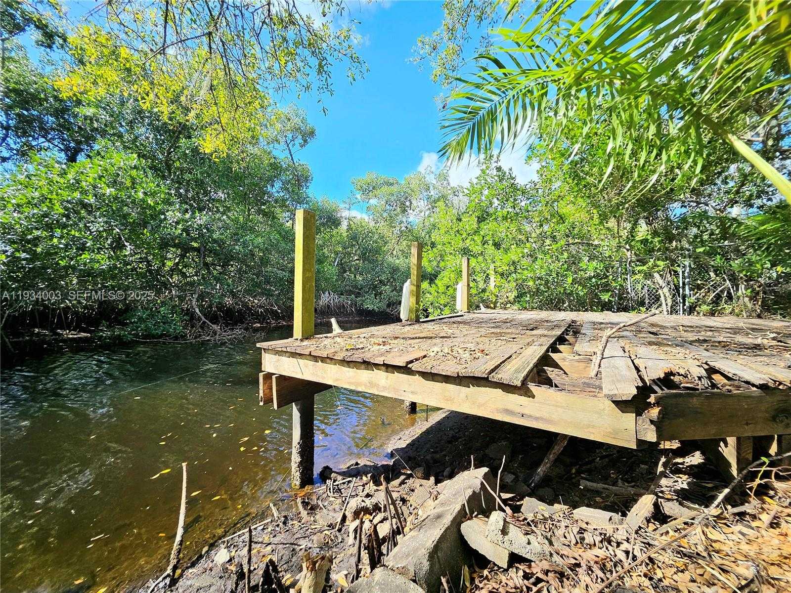 Small Image of 137 DOW LN, Fort Myers Number 3