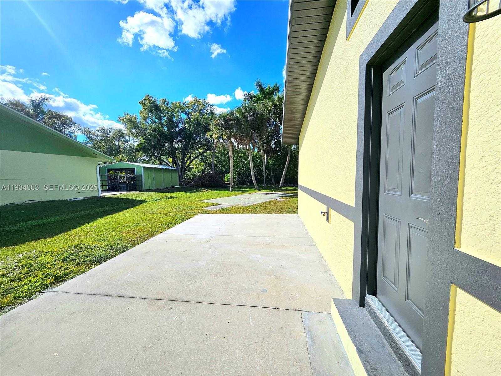 Small Image of 137 DOW LN, Fort Myers Number 32