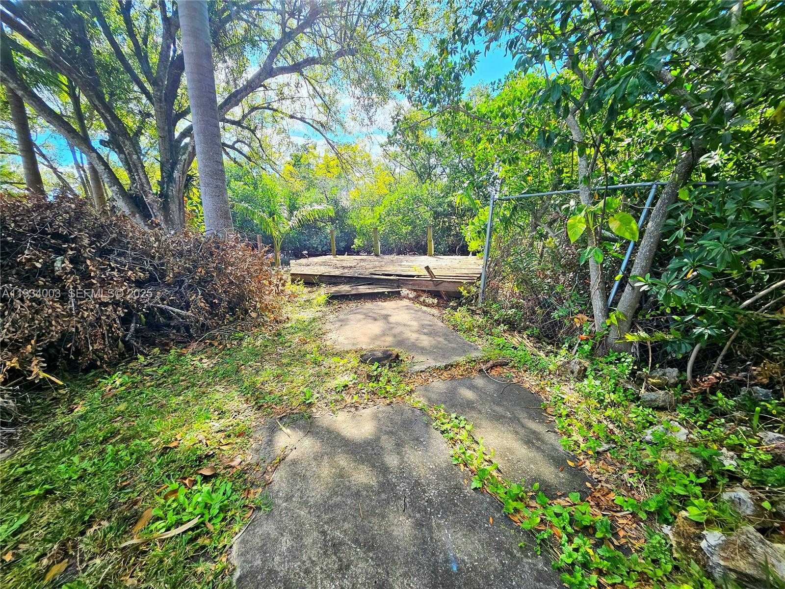 Small Image of 137 DOW LN, Fort Myers Number 4