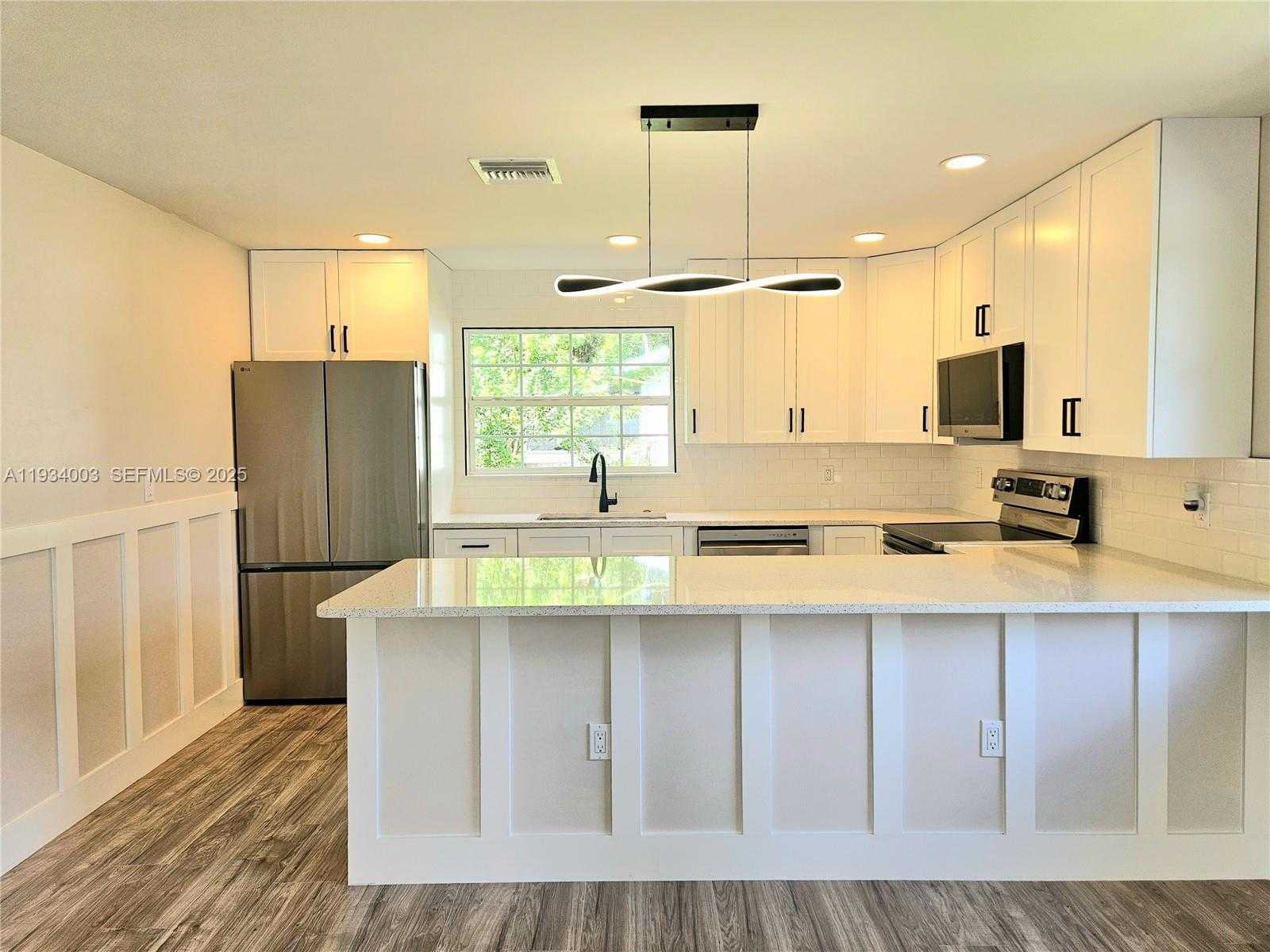 Small Image of 137 DOW LN, Fort Myers Number 9