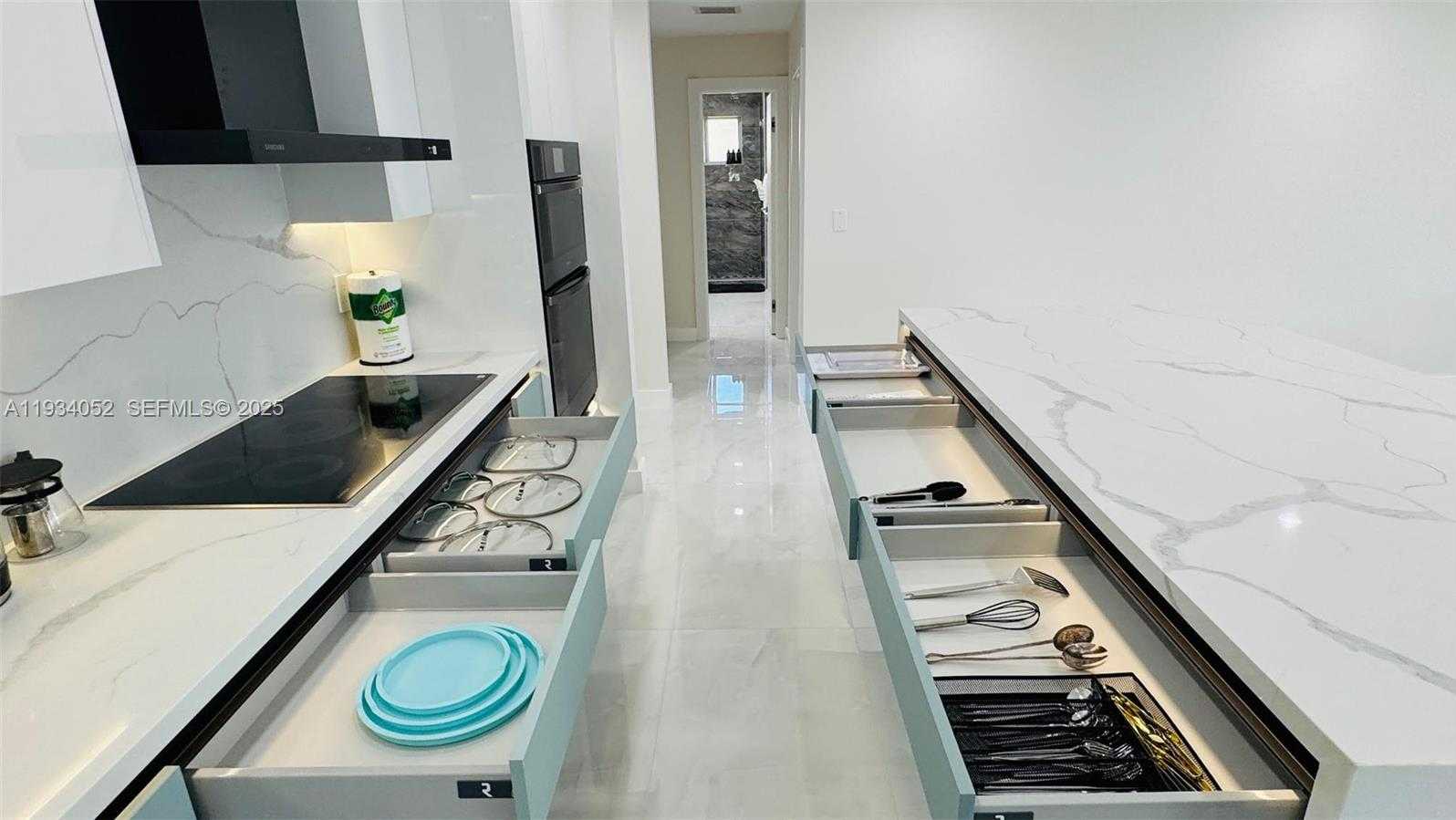 Small Image of 1045 HOLLYWOOD BLVD, Hollywood Number 24