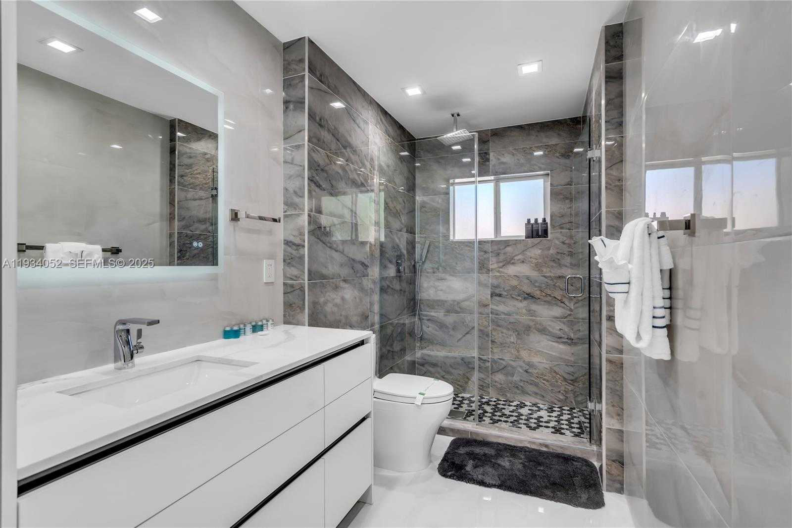 Small Image of 1045 HOLLYWOOD BLVD, Hollywood Number 29