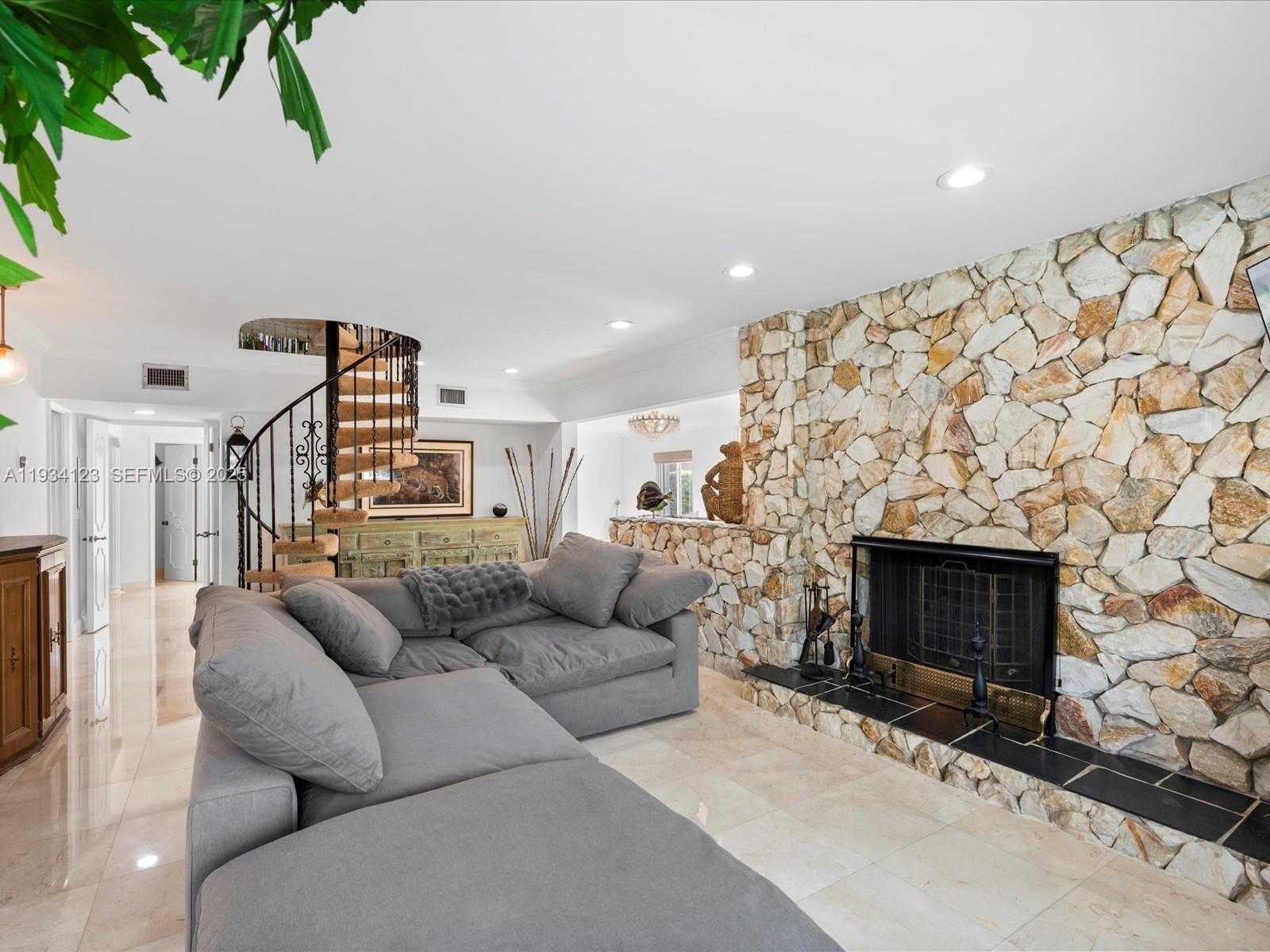 Small Image of 624 PALM DR, Hallandale Beach Number 14