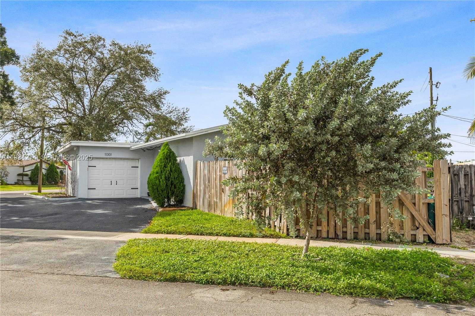 Small Image of 11301 NORTH WEST 32ND PL, Sunrise Number 2