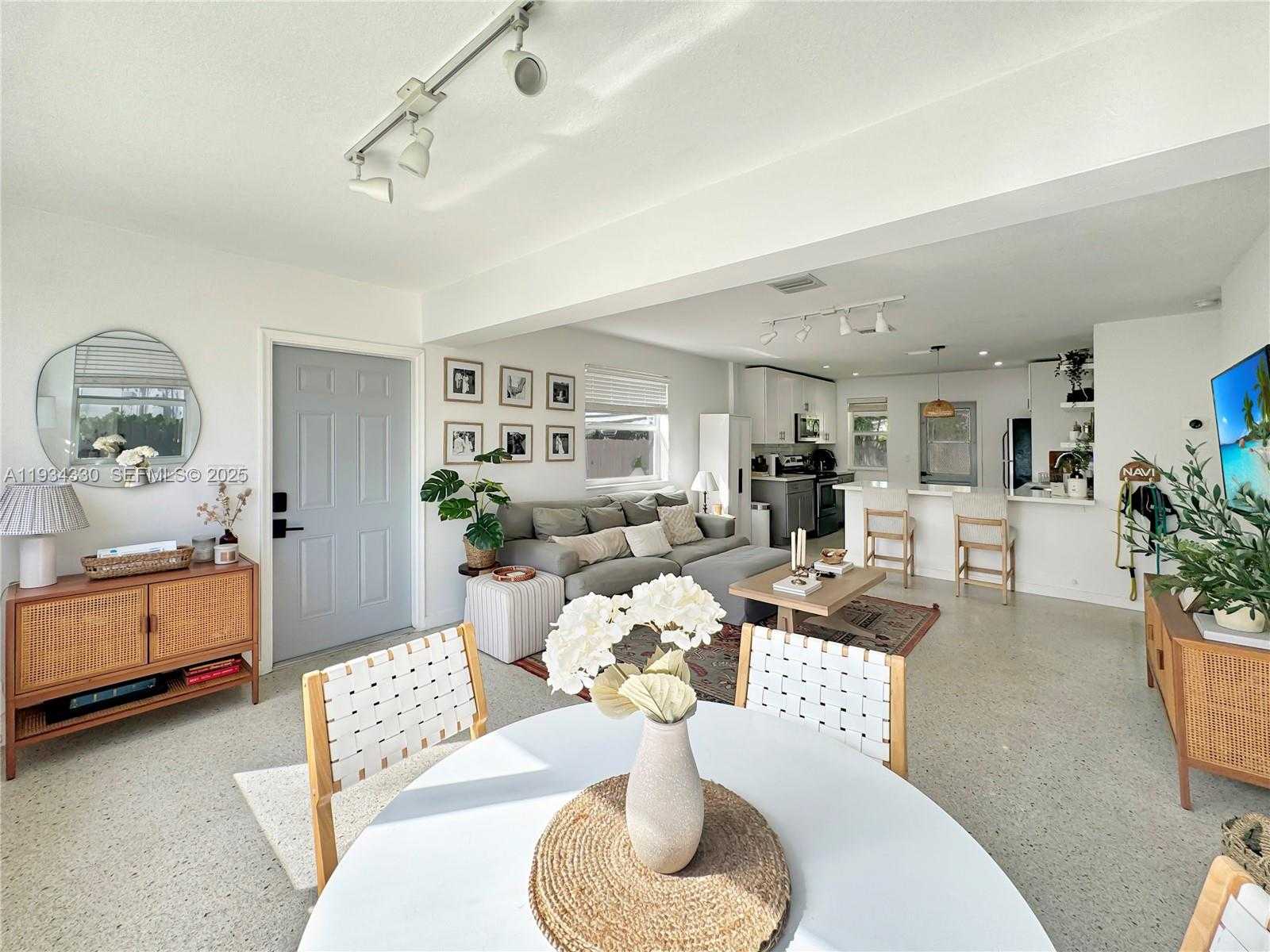 Small Image of 640 SOUTH WEST 6TH ST, Hallandale Beach Number 5