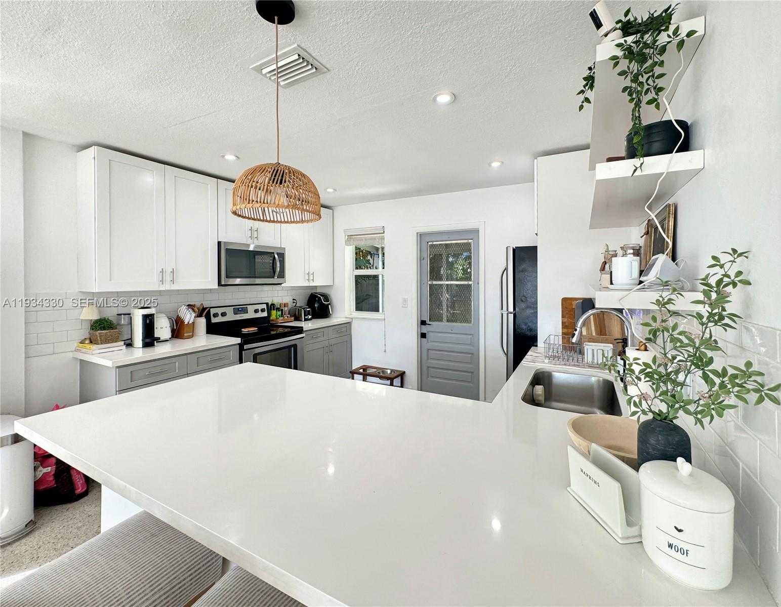 Small Image of 640 SOUTH WEST 6TH ST, Hallandale Beach Number 6