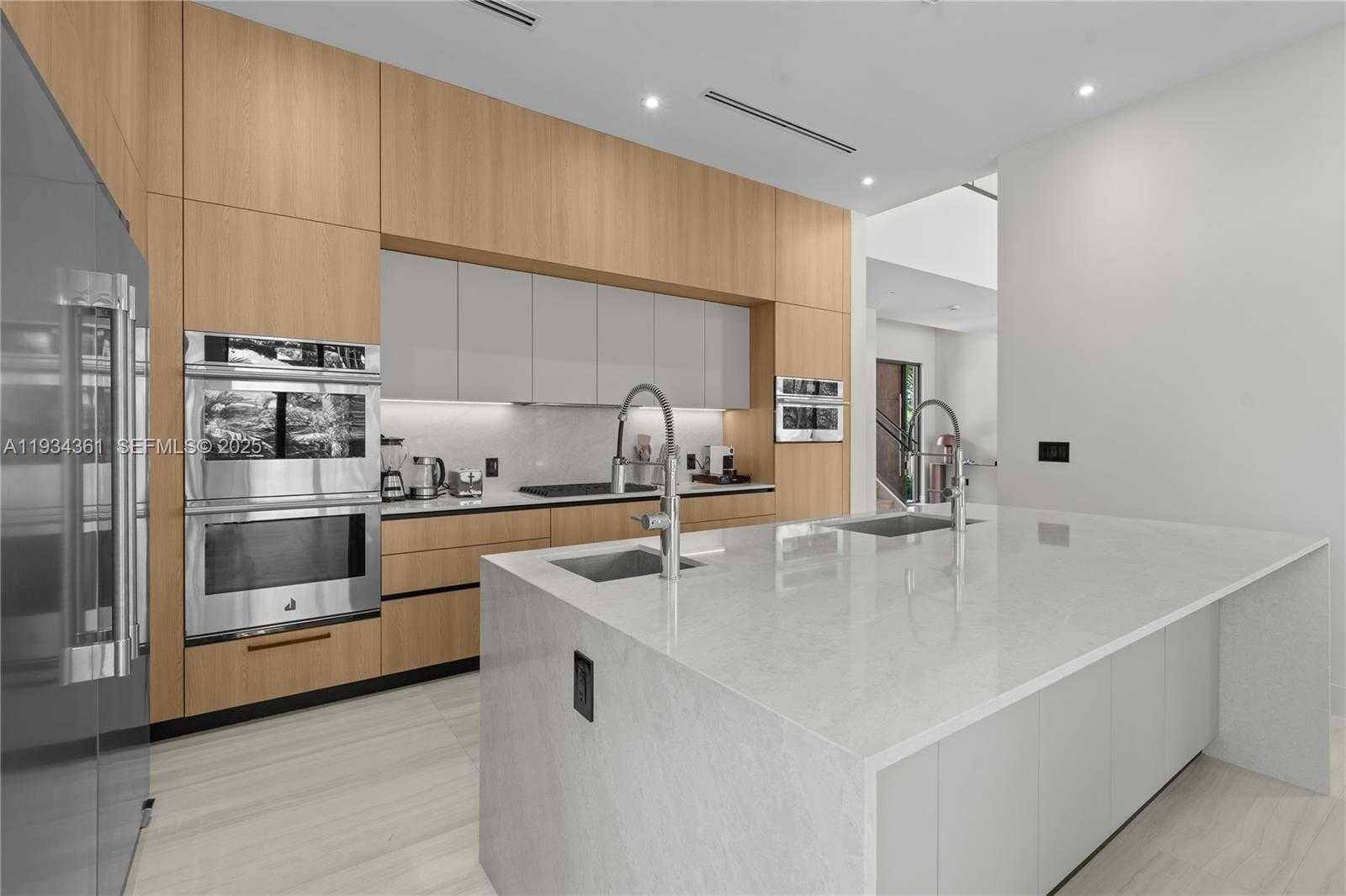 Small Image of 19900 NORTH EAST 21ST CT, Miami Number 22