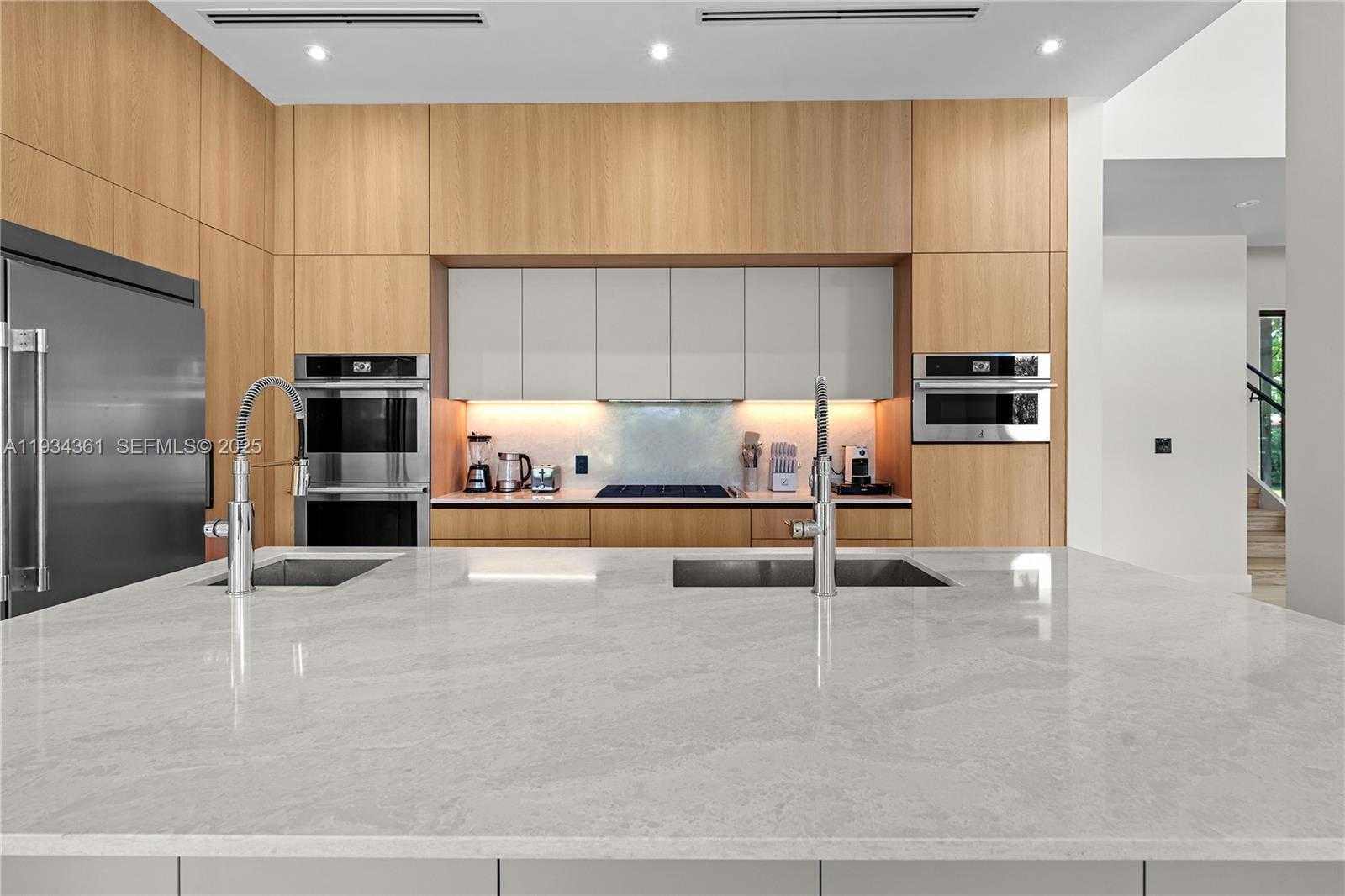 Small Image of 19900 NORTH EAST 21ST CT, Miami Number 23