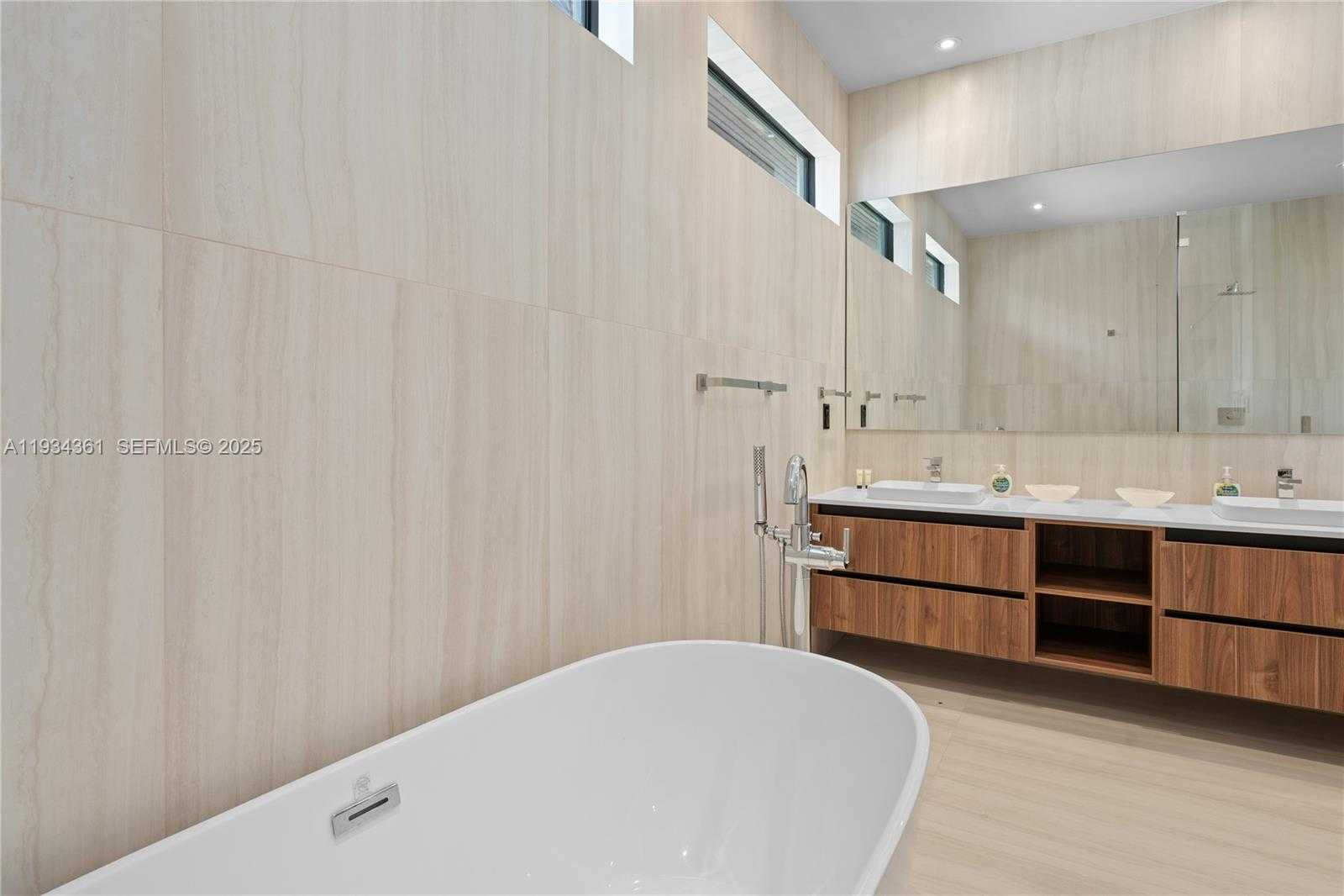 Small Image of 19900 NORTH EAST 21ST CT, Miami Number 35