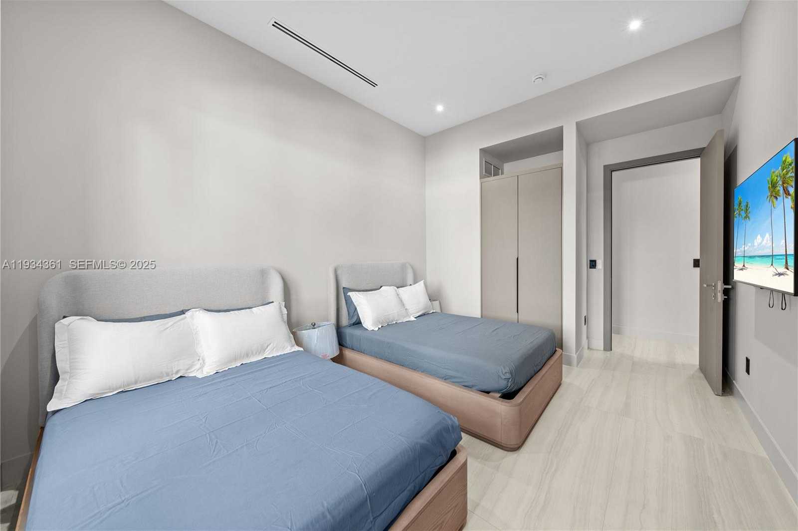 Small Image of 19900 NORTH EAST 21ST CT, Miami Number 37