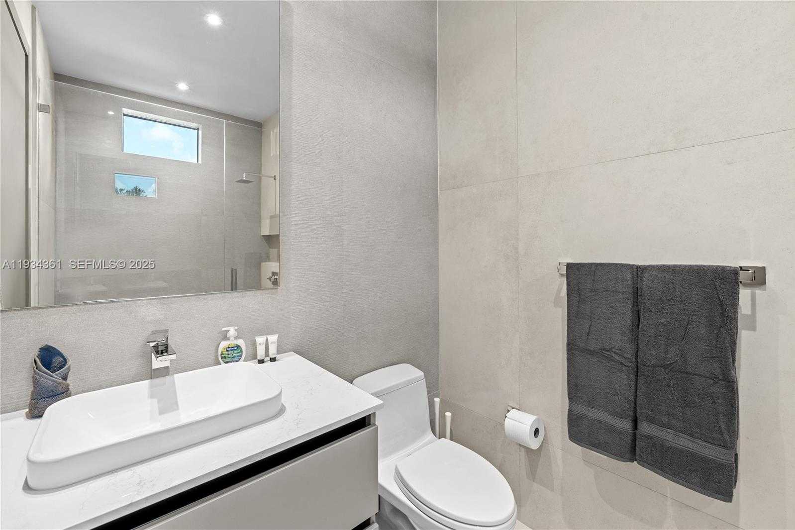 Small Image of 19900 NORTH EAST 21ST CT, Miami Number 38