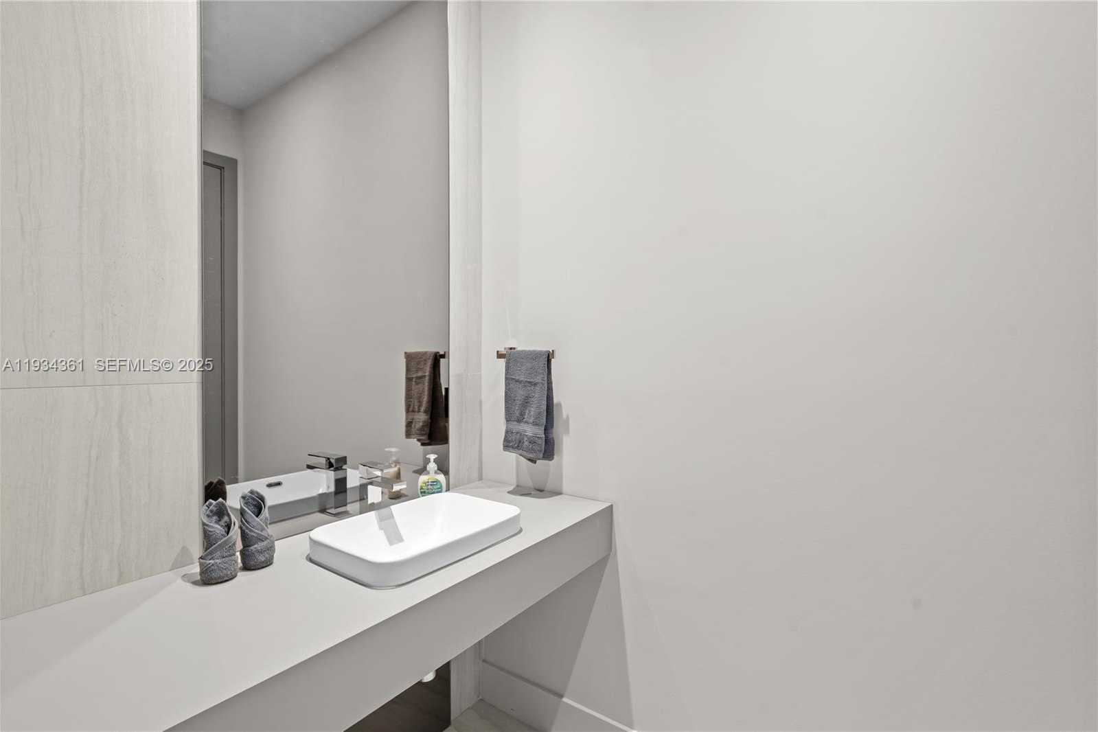 Small Image of 19900 NORTH EAST 21ST CT, Miami Number 40