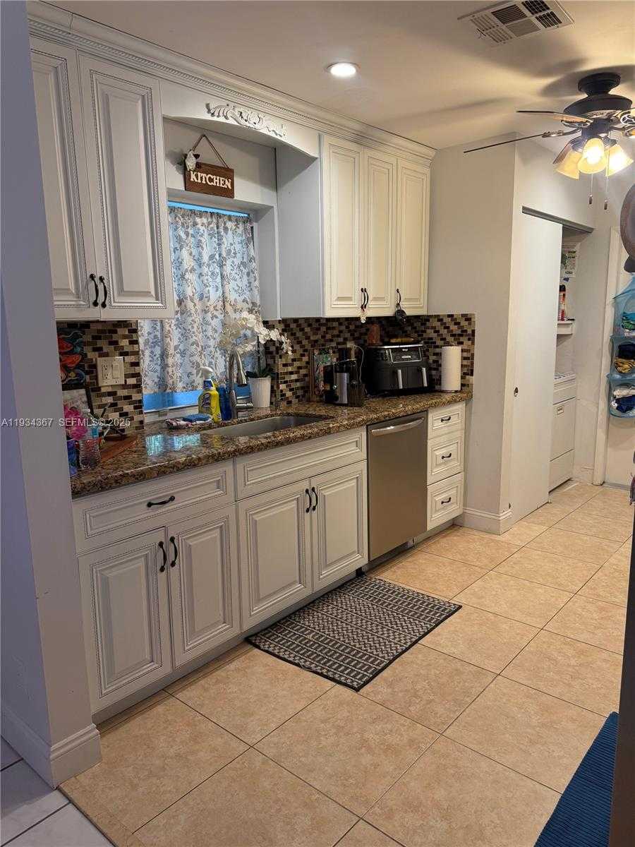 Small Image of 6270 SOUTH WEST 8TH PL, North Lauderdale Number 3