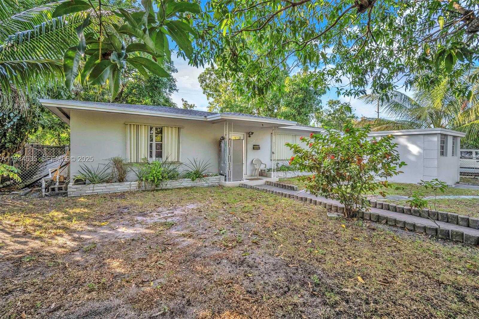 Small Image of 16234 NORTH EAST 9TH CT, North Miami Beach Number 2