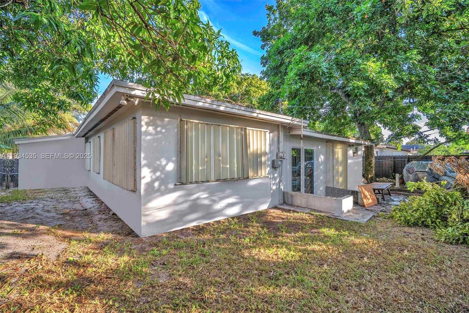 Small Image of 16234 NORTH EAST 9TH CT, North Miami Beach Number 3