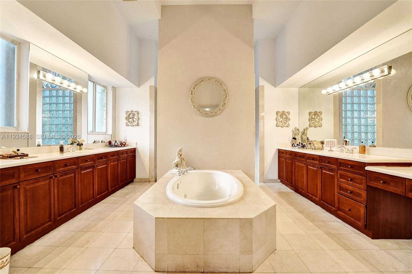 Small Image of 5724 OAKMONT AVE, Hollywood Number 11