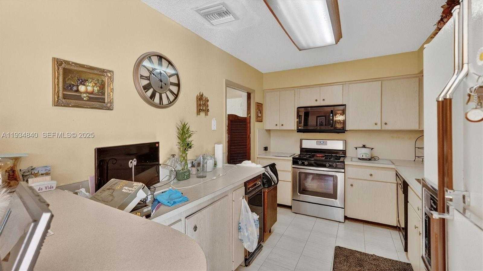 Small Image of 1701 SOUTH WEST 92ND PL, Miami Number 12