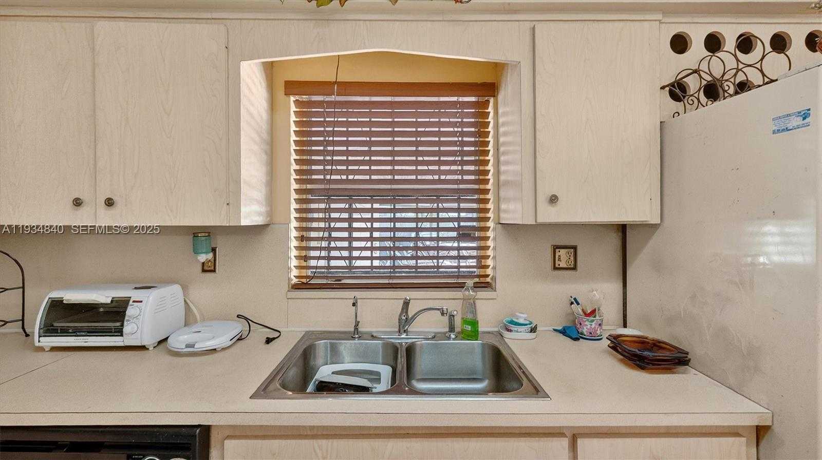 Small Image of 1701 SOUTH WEST 92ND PL, Miami Number 14