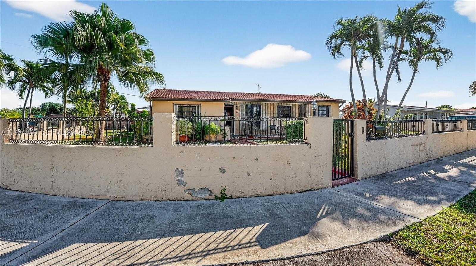 Small Image of 1701 SOUTH WEST 92ND PL, Miami Number 2