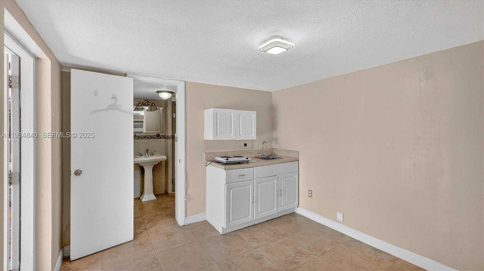 Small Image of 1701 SOUTH WEST 92ND PL, Miami Number 21