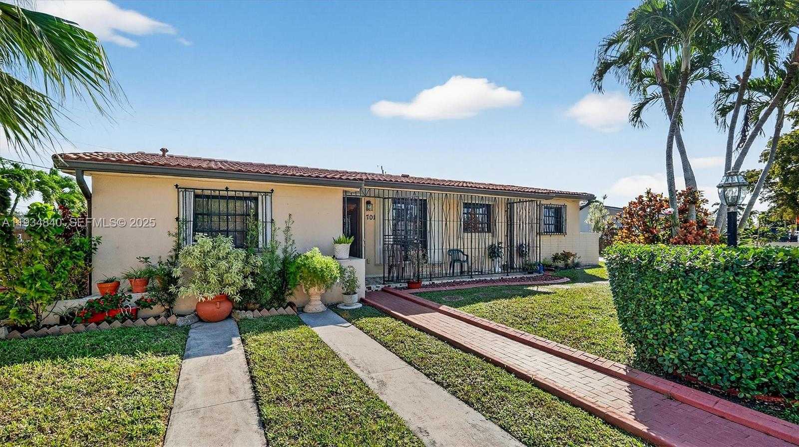 Small Image of 1701 SOUTH WEST 92ND PL, Miami Number 3