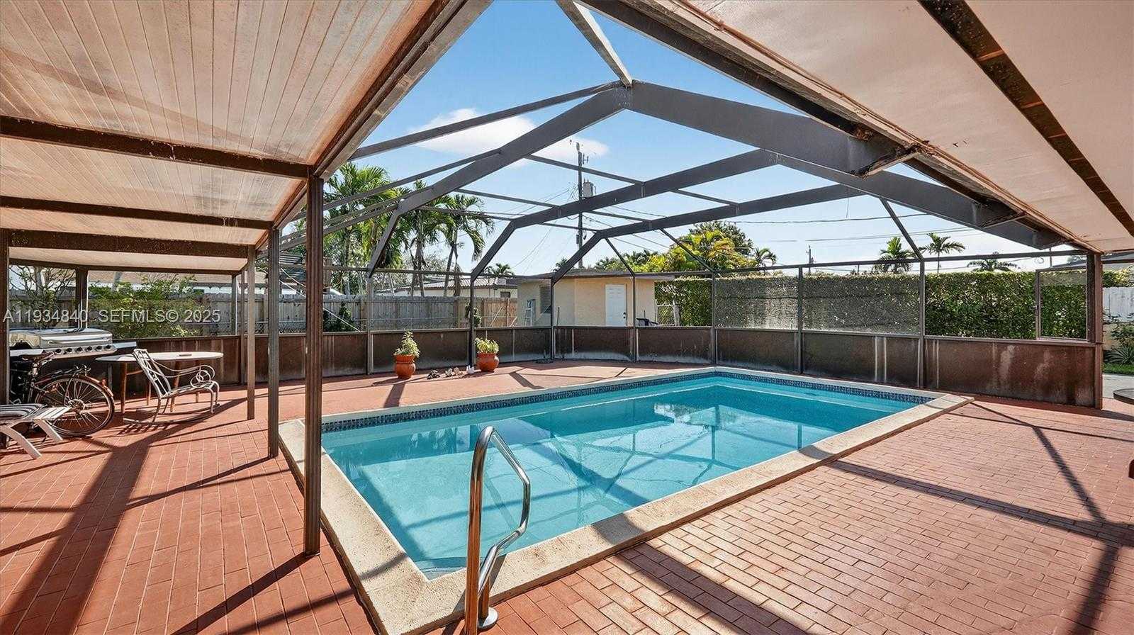 Small Image of 1701 SOUTH WEST 92ND PL, Miami Number 32