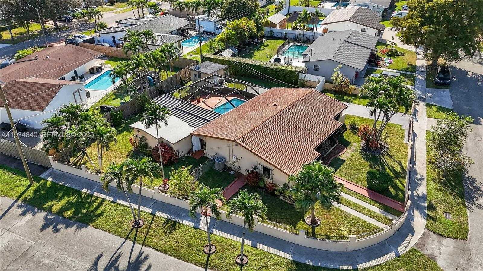 Small Image of 1701 SOUTH WEST 92ND PL, Miami Number 39