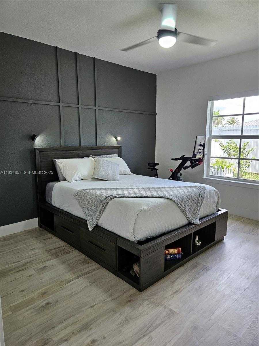 Small Image of 22155 MIAMI AVE, Miami Number 11