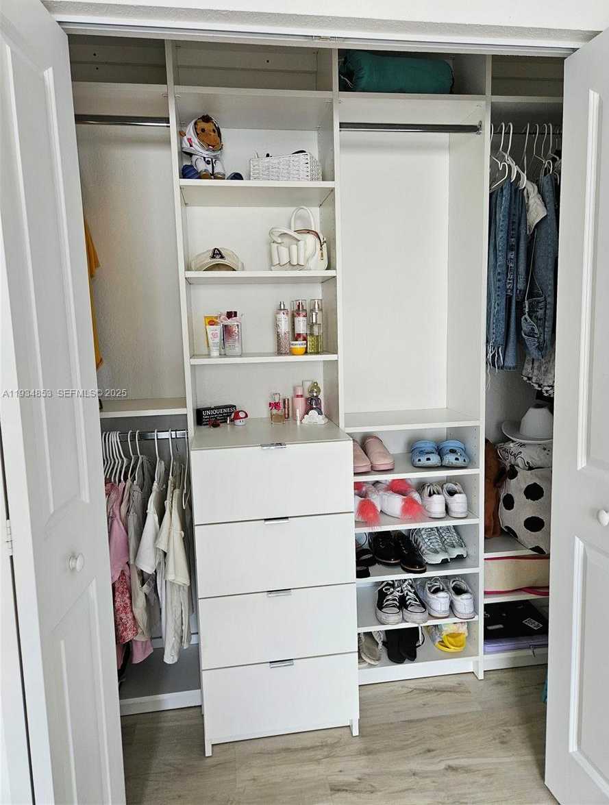 Small Image of 22155 MIAMI AVE, Miami Number 17