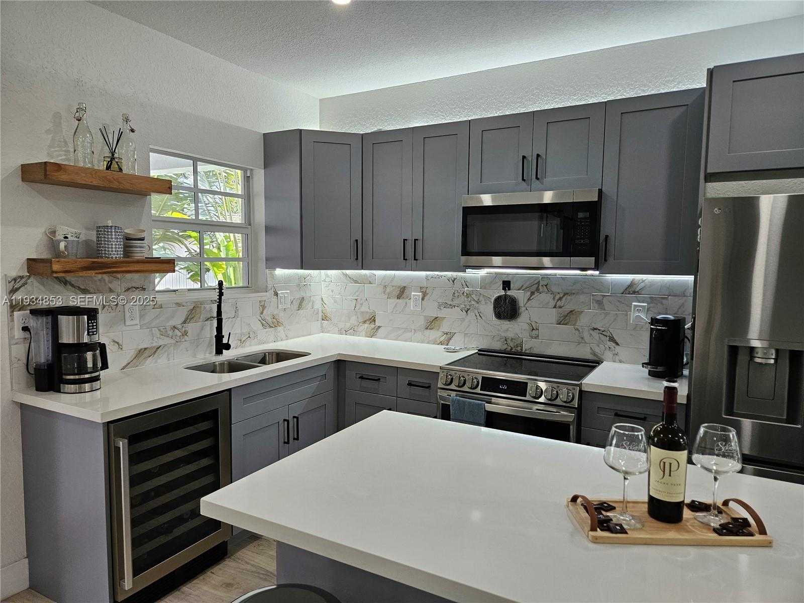 Small Image of 22155 MIAMI AVE, Miami Number 8